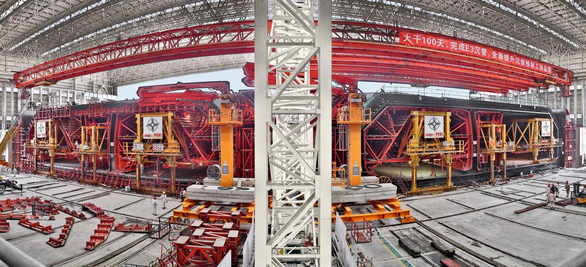 Mithilfe zweier hydraulisch bedienbarer PERI Schalungsmaschinen entsteht derzeit in China der längste Unterwassertunnel der Welt 