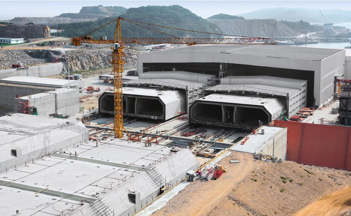 In zwei Produktionslinien werden insgesamt 33 Tunnelelemente hergestellt: 180 m lang, 38 m breit, 11,40 m hoch und 72.000 t schwer 