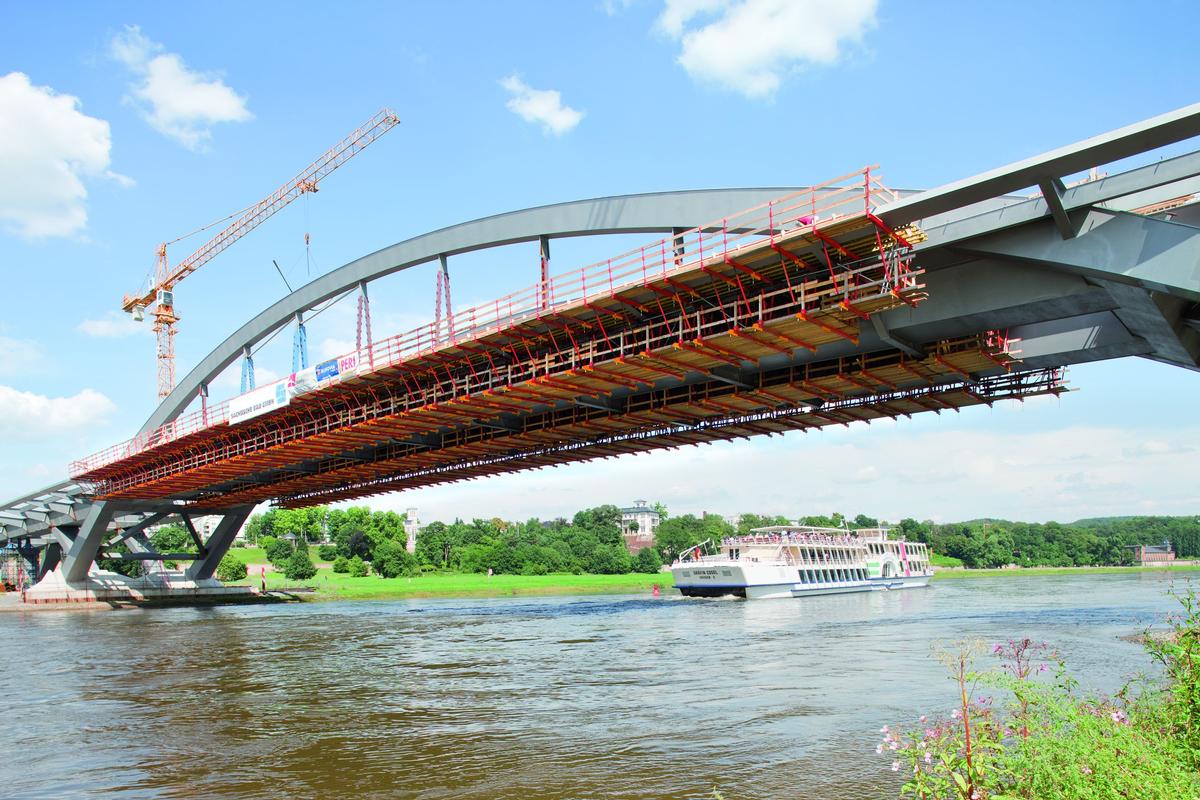 Mediendatei Nr. 209381 Zwei Stahlbögen mit einer Spannweite von 148 m tragen den Mittelteil der Waldschlösschenbrücke. Sie erheben sich 26 m oberhalb der Elbe und tragen die Fahrbahn
