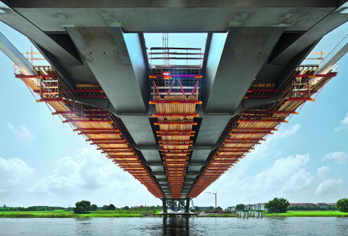Mediendatei Nr. 209382 Die Fahrbahnplatte der Stahlverbundbrücke wird in 21 Betonierabschnitten hergestellt. Die dazu konstruierten Gespärreeinheiten basieren auf mietbaren Systemteilen des VARIOKIT Ingenieurbaukastens