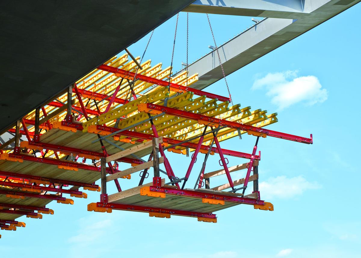 Media File No. 209384 The project-specific solution with lightweight raised formwork units facilitates fast and simple moving to the next concreting section with the crane.