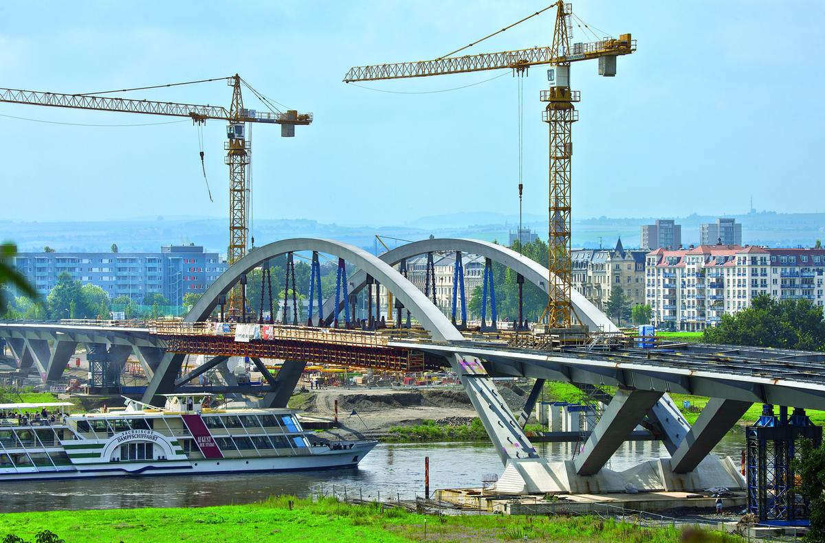 Mediendatei Nr. 209385 PERI plante und lieferte die Schalungslösung für die Herstellung des Überbaus der Stahlverbundbrücke. Nach Fertigstellung verbindet die Straßenbrücke den Osten und den Süden der Stadt mit den Gebieten im Norden Dresdens