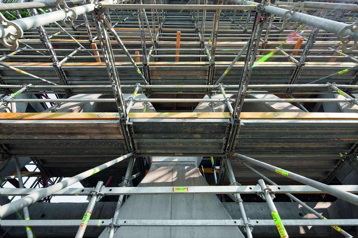 The PERI UP Rosett modular scaffold could be adapted perfectly to suit the complex reinforced concrete structure 