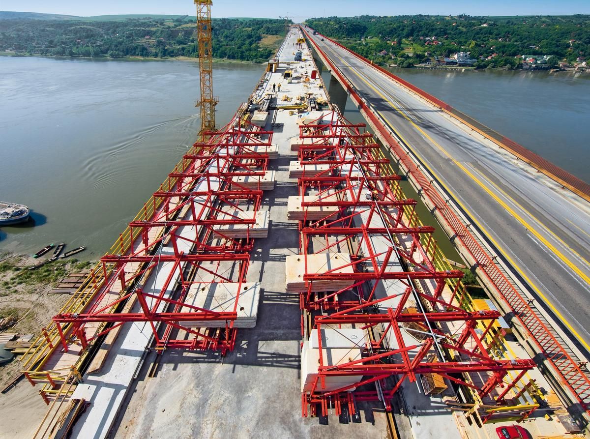 Donaubrücke Beška Insgesamt vier VARIOKIT Gesimskappenwagen arbeiten zeitgleich und erlauben dadurch die regelmäßige Fertigstellung von sechs Betonierabschnitten mit insgesamt 130 m Kappenlänge pro Woche