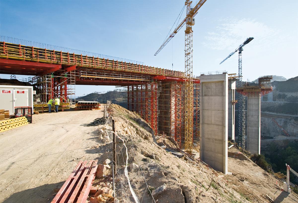 Mediendatei Nr. 209433 Portugal: Die Autobahnbrücke über den Rio Sordo bei Vila Real wird 412 m lang. Ein wichtiger Bestandteil der umfassenden PERI Schalungs- und Gerüstlösung ist das Lehrgerüst: bis zu 30 m hohe VARIOKIT Schwerlasttürme mit Tragfähigkeiten von jeweils 2.500 kN