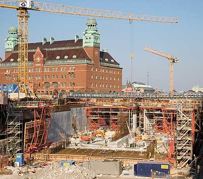 Media File No. 72740 The PERI tunnel formwork solution allows construction of the Malmö city tunnel in 10-day cycles. Bottom plate and external walls can be completed in one operational sequence – the tunnel slab is subsequently constructed using two PERI slab formwork carriages