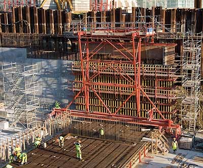 Media File No. 72741 The variable PERI VARIO GT 24 girder wall formwork can be positioned exactly by means of the formwork carriage. The procedure is carried out by heavy-duty rollers on rails, on the concrete sub-base at the front and on the finished bottom plate at the rear