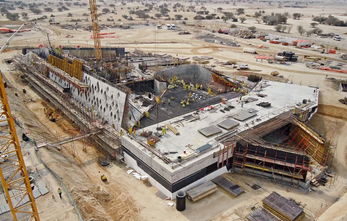 Mediendatei Nr. 209496 Das Desert Learning Centre in Al Ain windet sich schleifenförmig aus dem Erdreich in die Höhe. Große, rautenförmige Fensteröffnungen prägen das Bauwerk – eine Art Museum, das sich dem Thema Wüste widmet