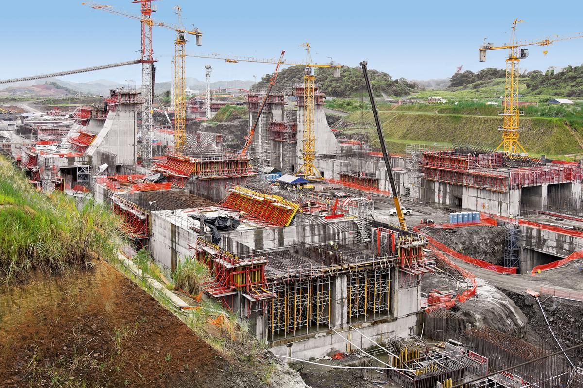 Mehr als 12 Monate nach Beginn der Ausbauarbeiten am Panamakanal sind die Dimensionen und die massiven Bauteile deutlich sichtbar 