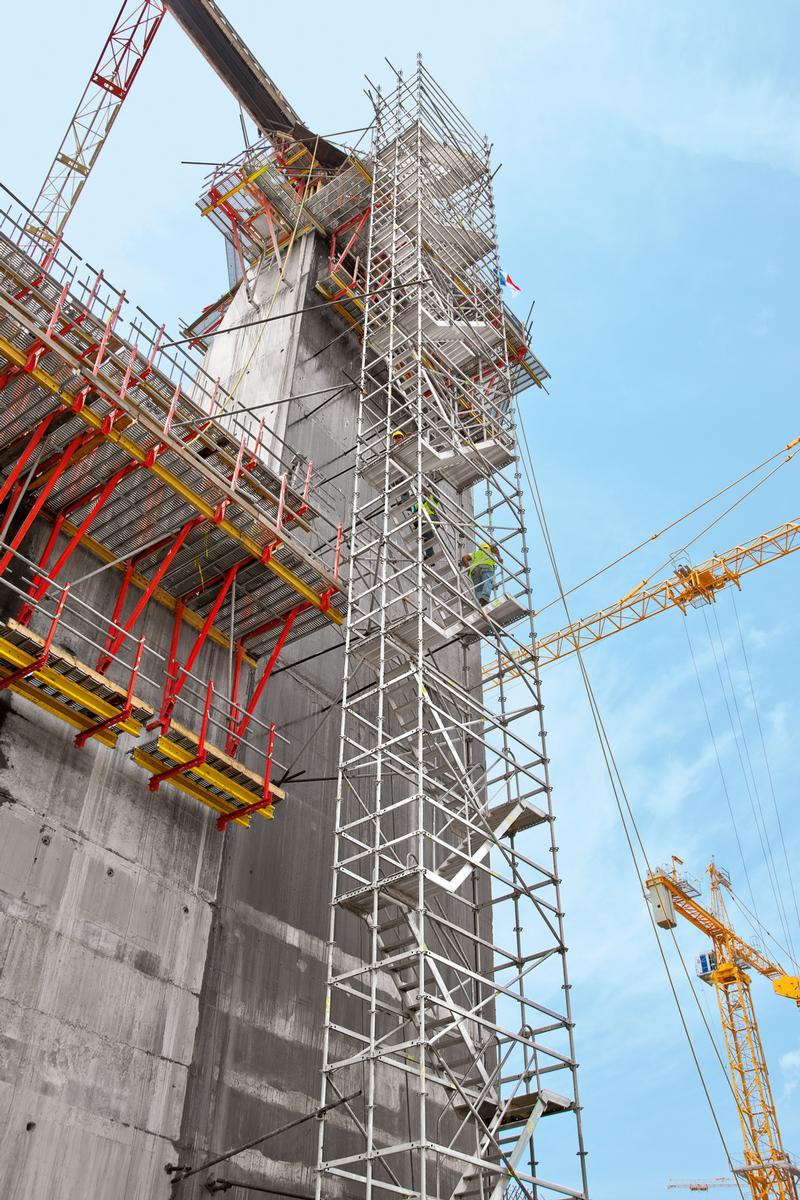 Mediendatei Nr. 209427 Der optimal an die Baustellenanforderungen angepasste PERI Systemeinsatz beinhaltet die Errichtung sicherer Zugänge, beispielsweise mithilfe der PERI UP Gerüsttreppe