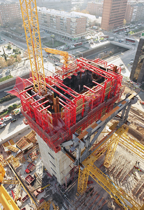 Mediendatei Nr. 73396 Bei der Einsatzplanung der PERI Selbstkletterschalung zur Herstellung der Stahlbeton-Kerne des Torre Repsol berücksichtigten die PERI Ingenieure auch den im Kern positionierten Baustellenkran