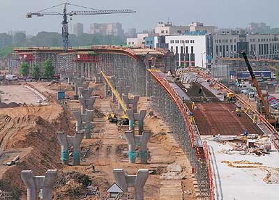 Czerniakowski-Brücke Die PERI Schalungs- und Traggerüstlösungen trugen maßgeblich dazu bei, die innerstädtische Großbaustelle erfolgreich abzuwickeln