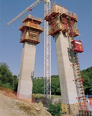 Jumpforming at Blackwood in Wales For the 87 m high pylon of this cable-stayed bridge PERI's engineers offered an efficient formwork concept