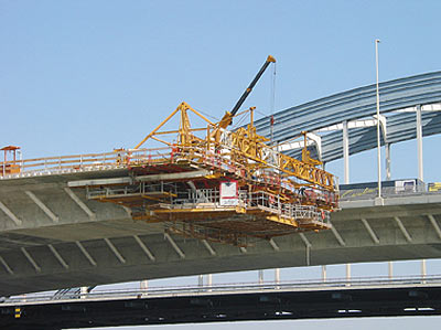 Media File No. 17776 PERI Cantilever formwork in the main section of the bridge. Beginning at the piers positioned close to the river banks, the pre-stressed box girder is formed and concreted from both sides with around 80 m cantilever until both halves of the superstructure join over the middle of the river