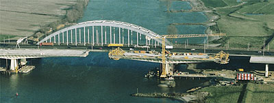 Mediendatei Nr. 17778 Das Bauwerk teilt sich in eine linke und rechte Vorlandbrücke sowie eine Hauptbrücke. Die Spannweiten betragen bei der Vorlandbrücke 2 x 42 m, bei den Nebenfeldern der Hauptbrücke je ca. 100 m und beim Hauptfeld rund 160 m
