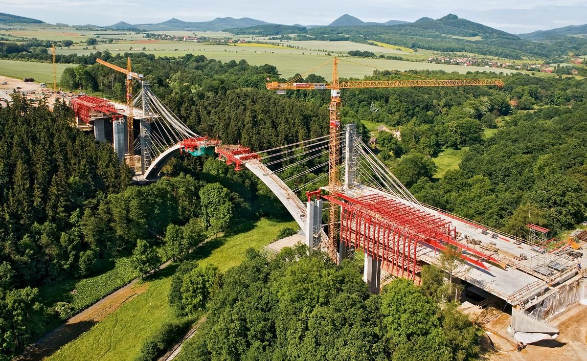 Die 258 Meter lange und 50 Meter hohe Bogenbrücke quert das Oparno Tal im böhmischen Mittelgebirge 
