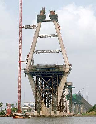 Media File No. 42397 The efficient PERI formwork solution, based on the ACS self-climbing system ensures a fast construction sequence building 173 m high pylons for this spectacular bridge construction in the leading economical powerhouse in South-East Asia