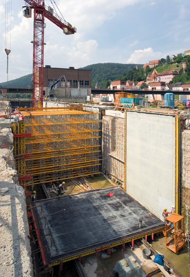 Media File No. 73387 For repairing the Hirschhorn navigation lock on the River Neckar, the PERI MULTIPROP system was used for reinforcing two VARIO wall formwork elements in a horizontal direction