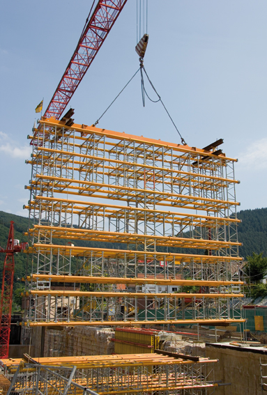 Media File No. 73390 For safe and efficient shifting of the PERI VARIO GT 24 large area elements and the MULTIPROP tower units, PERI designed special cross-beam constructions to ensure even load distribution. Altogether only five crane lifts were necessary for one complete moving procedure