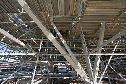 Media File No. 56105 PERI UP scaffold decking provided safe and load-bearing working levels and allowed efficient roof assembly at all heights. The PERI UP Rosett modular scaffolding made optimal adjustment to the complicated geometry of the building possible