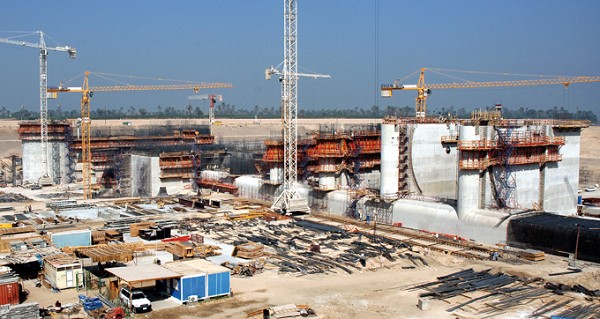 Media File No. 58545 The 330 m long Naga Hammadi Nile River barrage consists of a power station, weir facilities and two navigation locks. PERI provided the most cost-effective formwork solution for constructing the colossal main structure