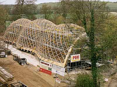 Das Weald & Downland Museum, West Sussex, Großbritannien wird um eine Gebäudeattraktion reicher Bei der Erstellung der Holzkonstruktion dieses aussergewöhnlichen Dachtragwerks schaffte die PERI Gerüstlösung optimale Voraussetzungen für eine wirtschaftliche und sichere Abwicklung