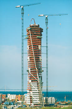 Turning Torso, Malmö Mit dem Bau des Turning Torso erhält Malmö, Schweden eines der aufregendsten Gebäude im Norden Europas. Der Entwurf des Architekten Santiago Calatrava basiert auf einer Skulptur, die von der Drehbewegung des menschlichen Körpers inspiriert wurde. Mit PERI Know-how und Schalungstechnik erreicht das als Wohnhochhaus konzipierte Projekt eine Höhe von 190 m