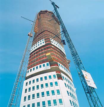 Turning Torso, Malmö Constructed using PERI ACS self-climbing technology, the Turning Torso structure turns at an angle of 90° as it climbs upwards over nine cubes – each cube consists of five floors