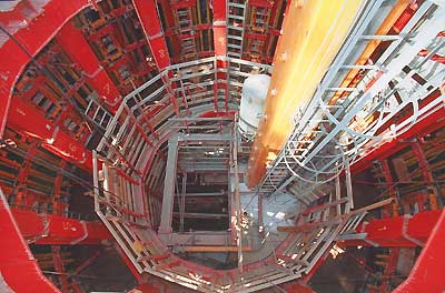 Media File No. 20892 With help of the PERI ACS-P self-climbing scaffold, the circular formwork for the core is moved hydraulically from floor to floor. The self-climbing units for the formwork and concrete placing boom climb simultaneously