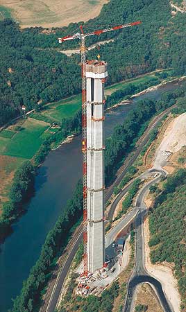 Mediendatei Nr. 10798 Mit dem Erreichen von 183,415 m Höhe am Pfeiler P2 stellte das französische Bauunternehmen Eiffage TP am 4. Juni 2003 einen neuen Weltrekord für Brückenpfeiler auf. Bis zu seiner endgültigen Höhe von 245 m werden mit der Selbstkletterschalung PERI ACS noch weitere 15 Betonierabschnitte ausgeführt