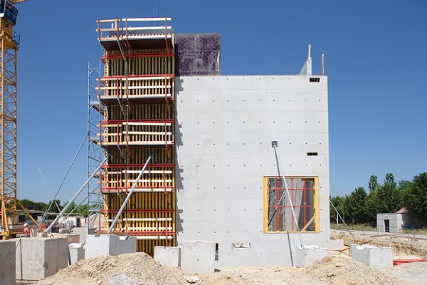 Media File No. 73382 The flexible PERI VARIO wall formwork system made it possible to meet the requirements placed by the formlining joint arrangement as well as the requested execution and positioning of the anchor points