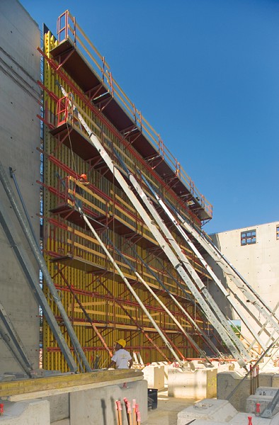 Media File No. 73383 The PERI push-pull prop programme provides the correct support for all formwork heights which means that formwork can be optimally adjusted and the safe transfer of wind loads is guaranteed