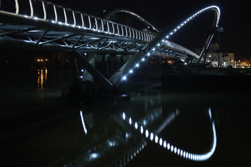 The bridge at night – the lighting design uses LED technology 