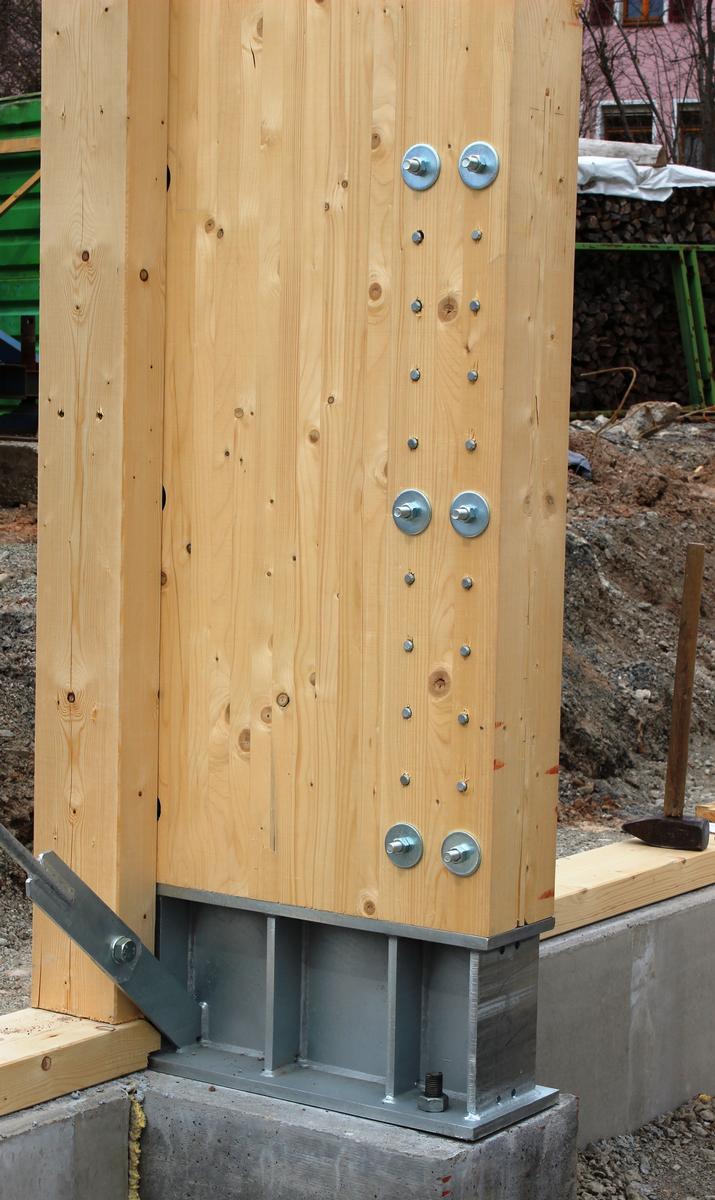 Mediendatei Nr. 217758 Es bieten sich im Wesentlichen fünf Varianten an, die Holzkonstruktion mit dem Fundament zu verbinden. Hier wurden Einspannstützen mit eingeschlitzten Stahlteilen und Stabdübeln verwendet