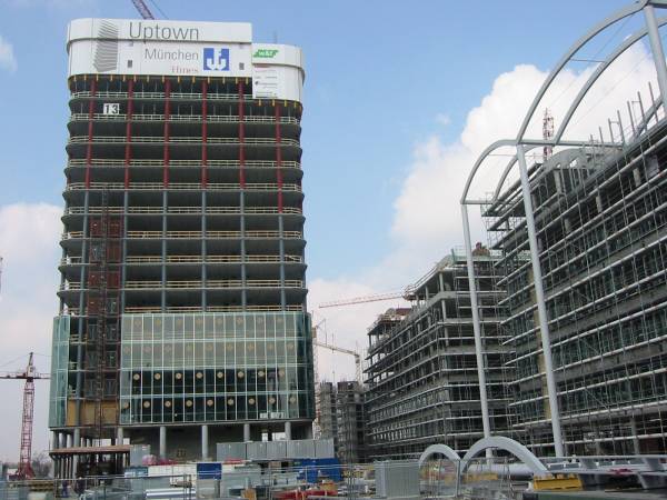 Uptown München Die 13. Etage ist schon überschritten, der Bau von Uptown München befindet sich bereits im 16. Stock