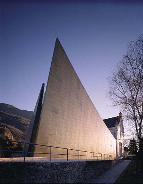 Extension (2003) de l'église paroissiale de Leifers, Italie 