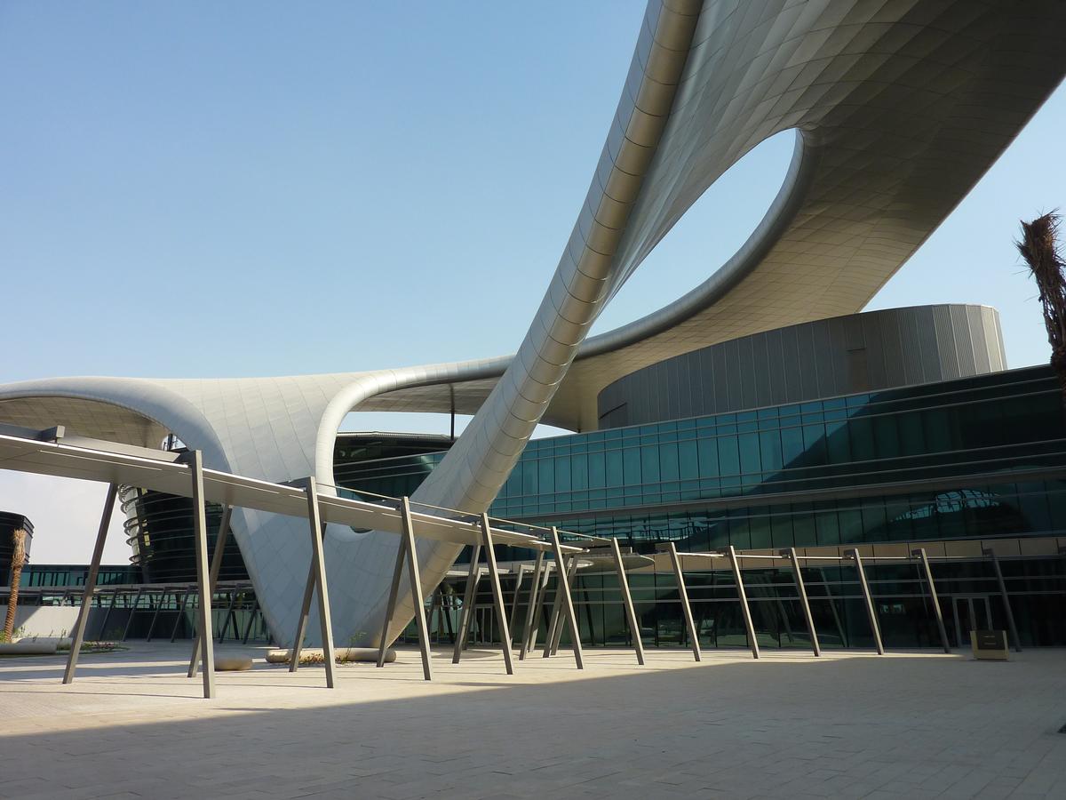 Zayed-Universität in Abu Dhabi - Fertig gesteller zentraler Campusbereich mit Blick zur Mensa 