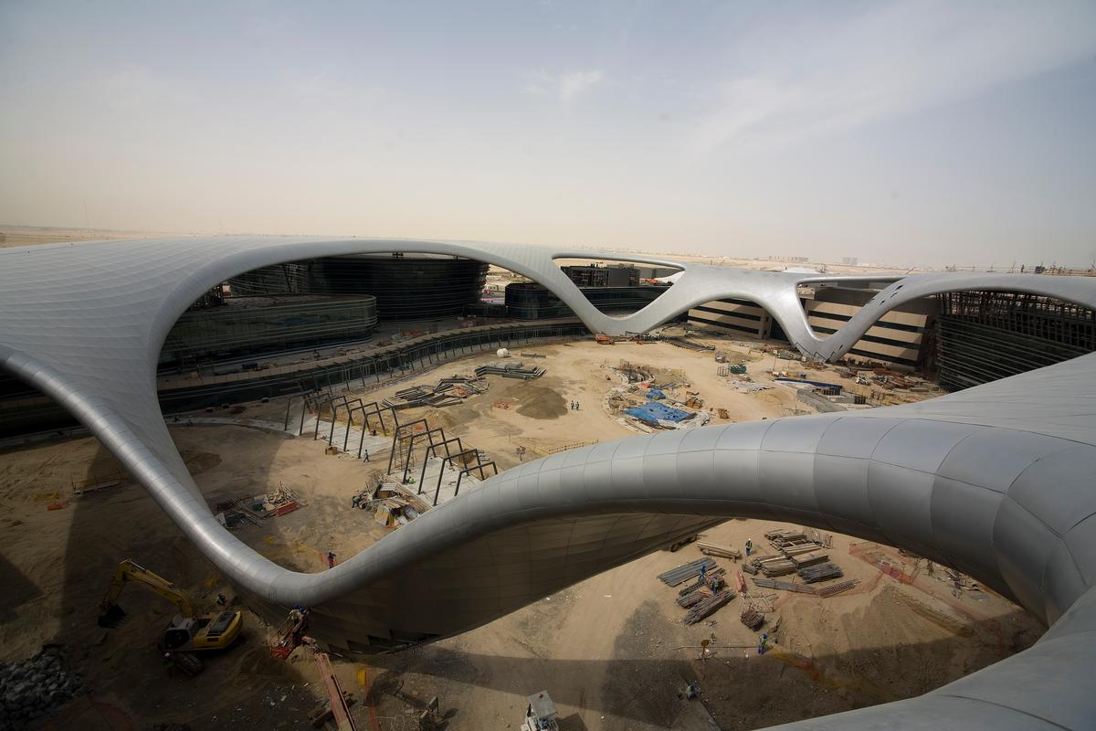 Zayed-Universität in Abu Dhabi - Impression frei tragendes Dach nach Montage der Dachhaut 