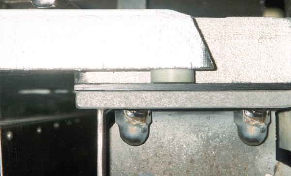 Fingerplatte gleitet auf Unterkonstruktion der beweglichen Seite 