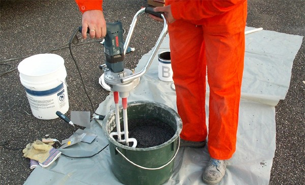 Cold mixing of three components of the polymer concrete Robo®Flex 