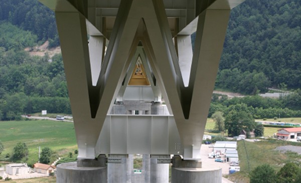 Mit PSDs ausgerüstete Stahlbrücke 