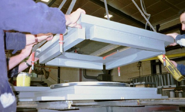 A sliding plate with stainless steel plate is lowered onto a calotte 