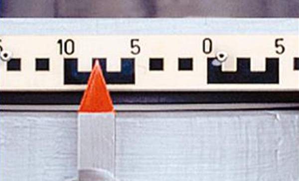 Une graduation est utilisée pour mesurer les déplacements horizontaux 