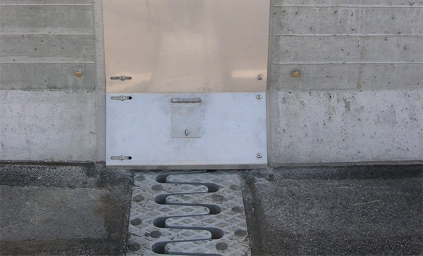 Possible execution of a stainless steel cover plate 