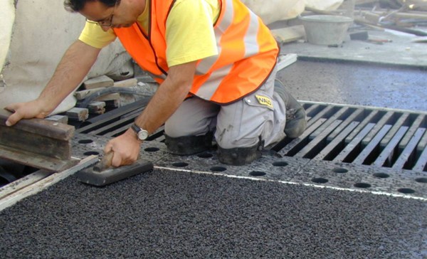 The sealing of the fissures between the Tensa®Flex Fingers and the wearing surface with mastic asphalt 