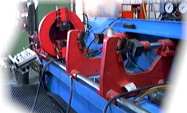 Die Produktion der Zylinderrohre erfolgt mit speziellen Maschinen 