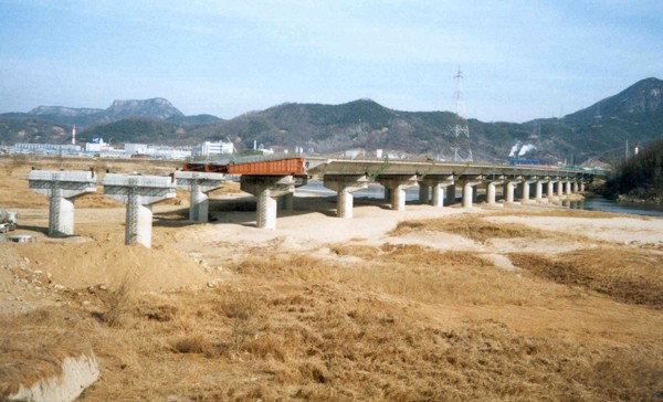 Taktschiebebrücke bereits zur Hälfte fertiggestellt 