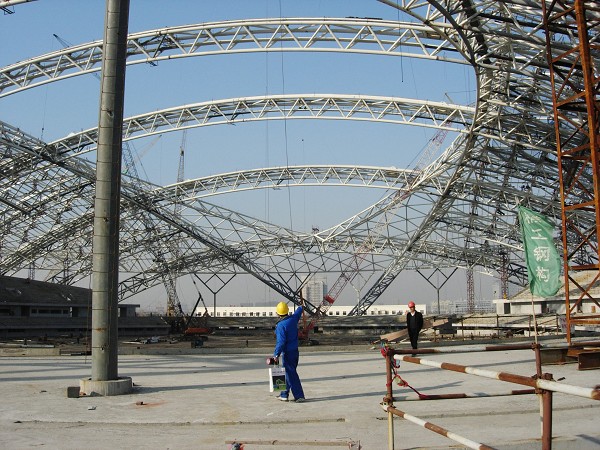 The roof construction whereby both roof shells move across the rails by means of 44 trolleys and 8 hydraulic winches 