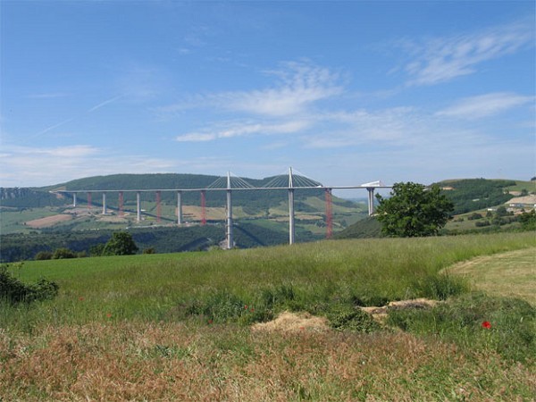 Réussite du lancement hydraulique final de la dernière partie du tablier du viaduc de Millau dans le sud de la France 