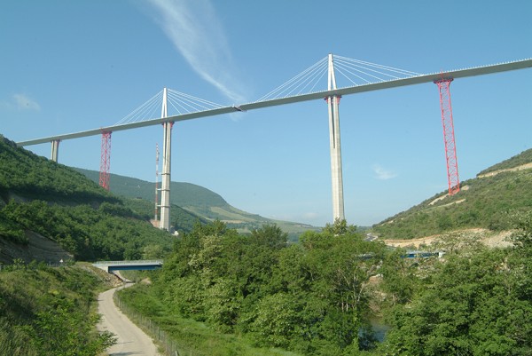 Abschließende hydraulische Vorrolletappe schließt die letzte Lücke im Millau-Viadukt in Südfrankreich. Das Projekt ist abgeschlossen 